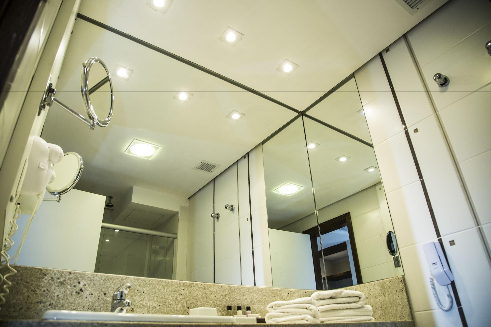 Parque Balneario Hotel Santos By Castelo Itaipava Екстер'єр фото Bathroom mirrors