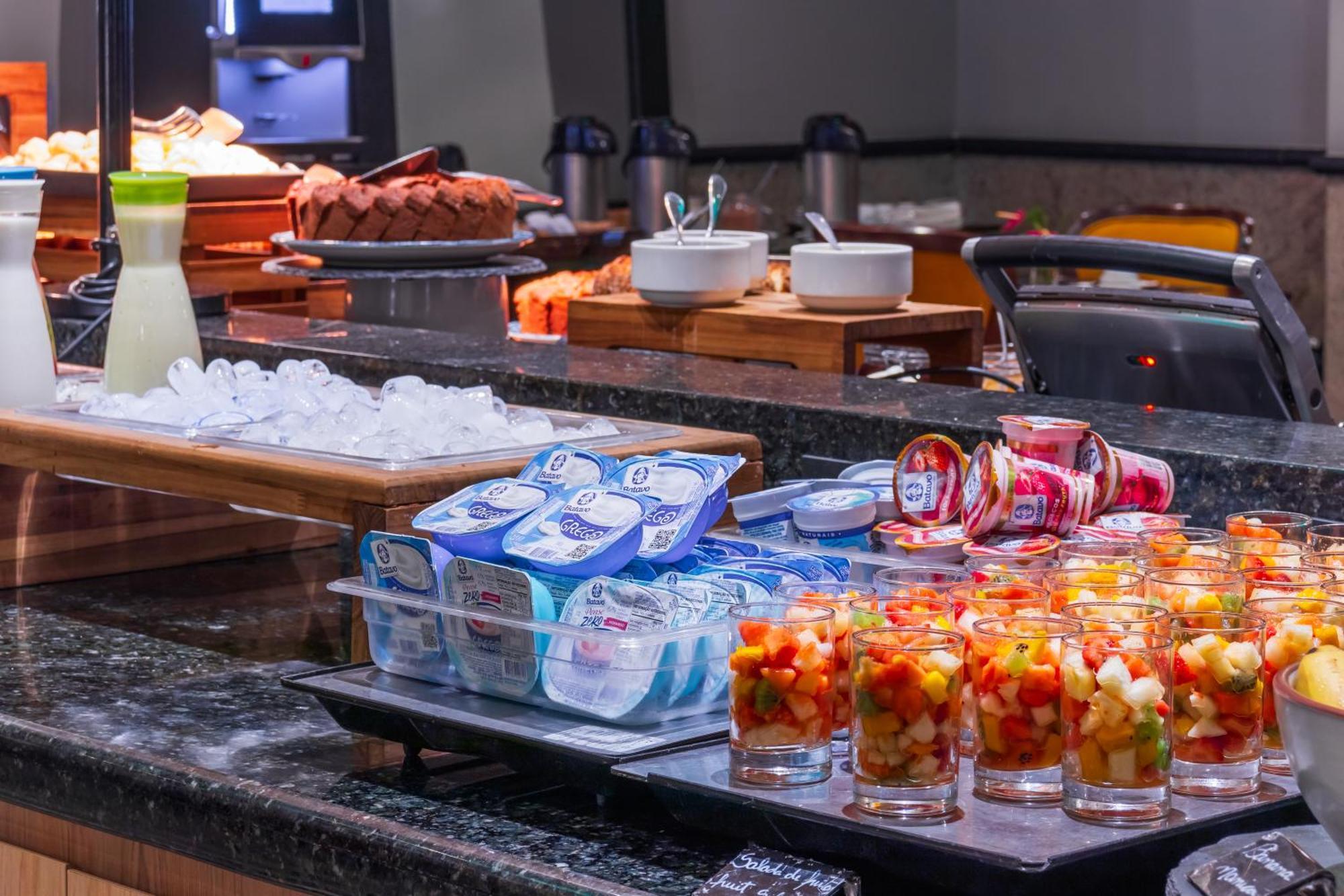 Parque Balneario Hotel Santos By Castelo Itaipava Екстер'єр фото A buffet at a hotel